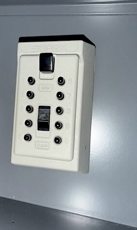 Coffre à clés installé dans une boîte à lait suisse avec fixation Velcro ou colle